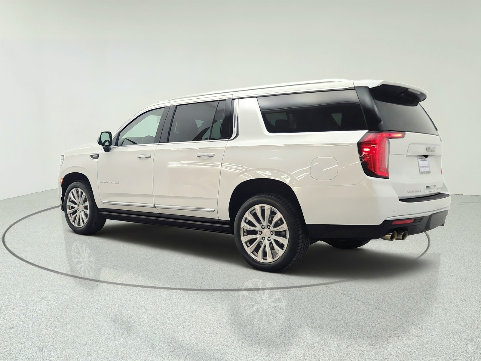 Used 2022 White Frost Tricoat GMC 2WD 4dr Denali image 7