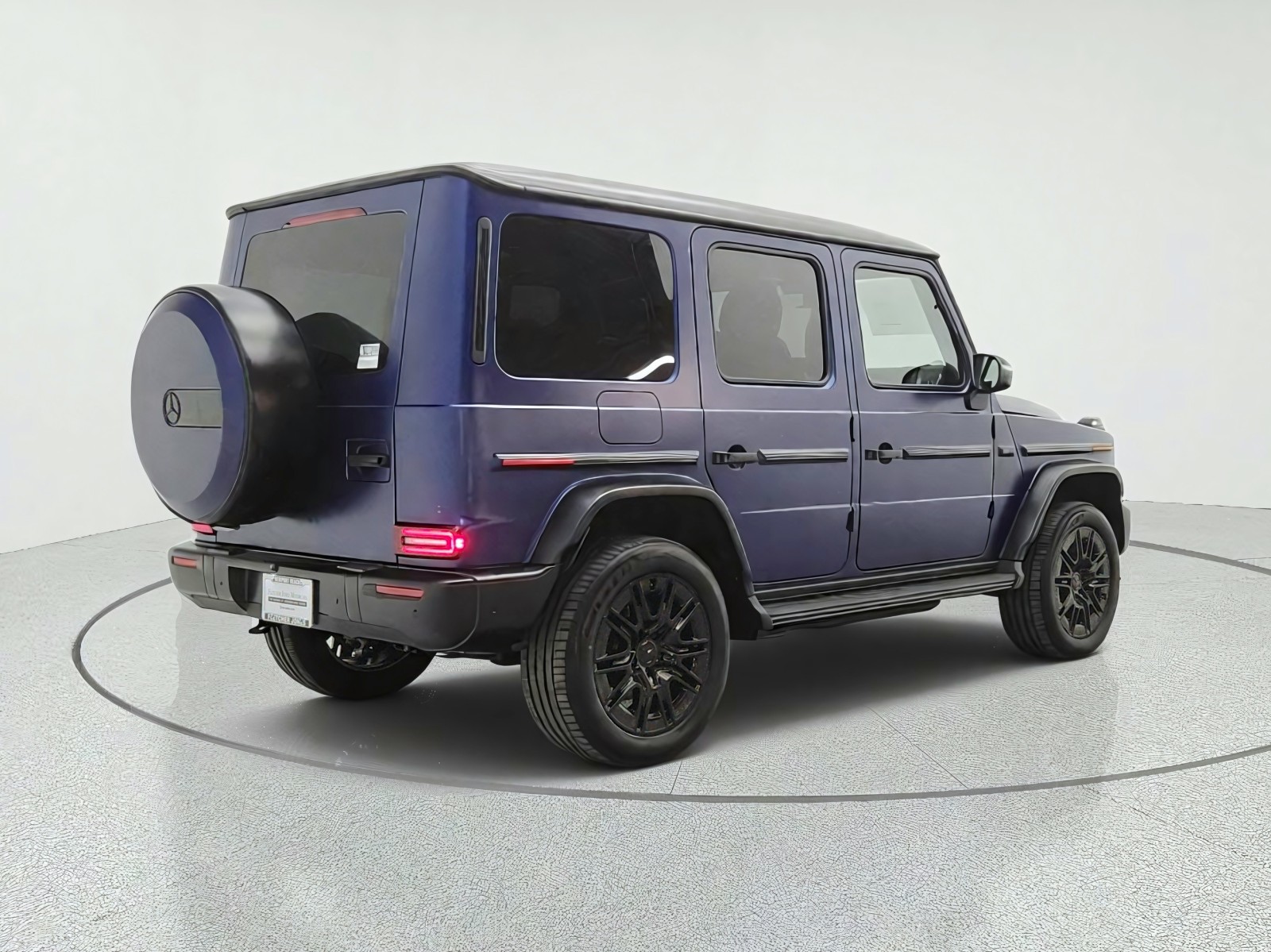 New 2027 MANUFAKTUR Exclusive Brilliant Blue Magno Mercedes-Benz G 580e SUV image 5