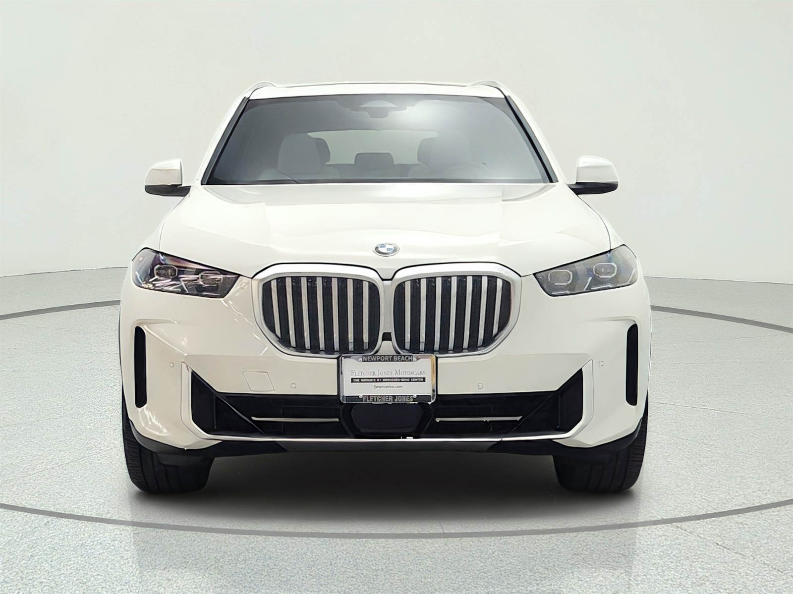 Used 2024 Alpine White BMW sDrive40i Sports Activity Vehicle image 2