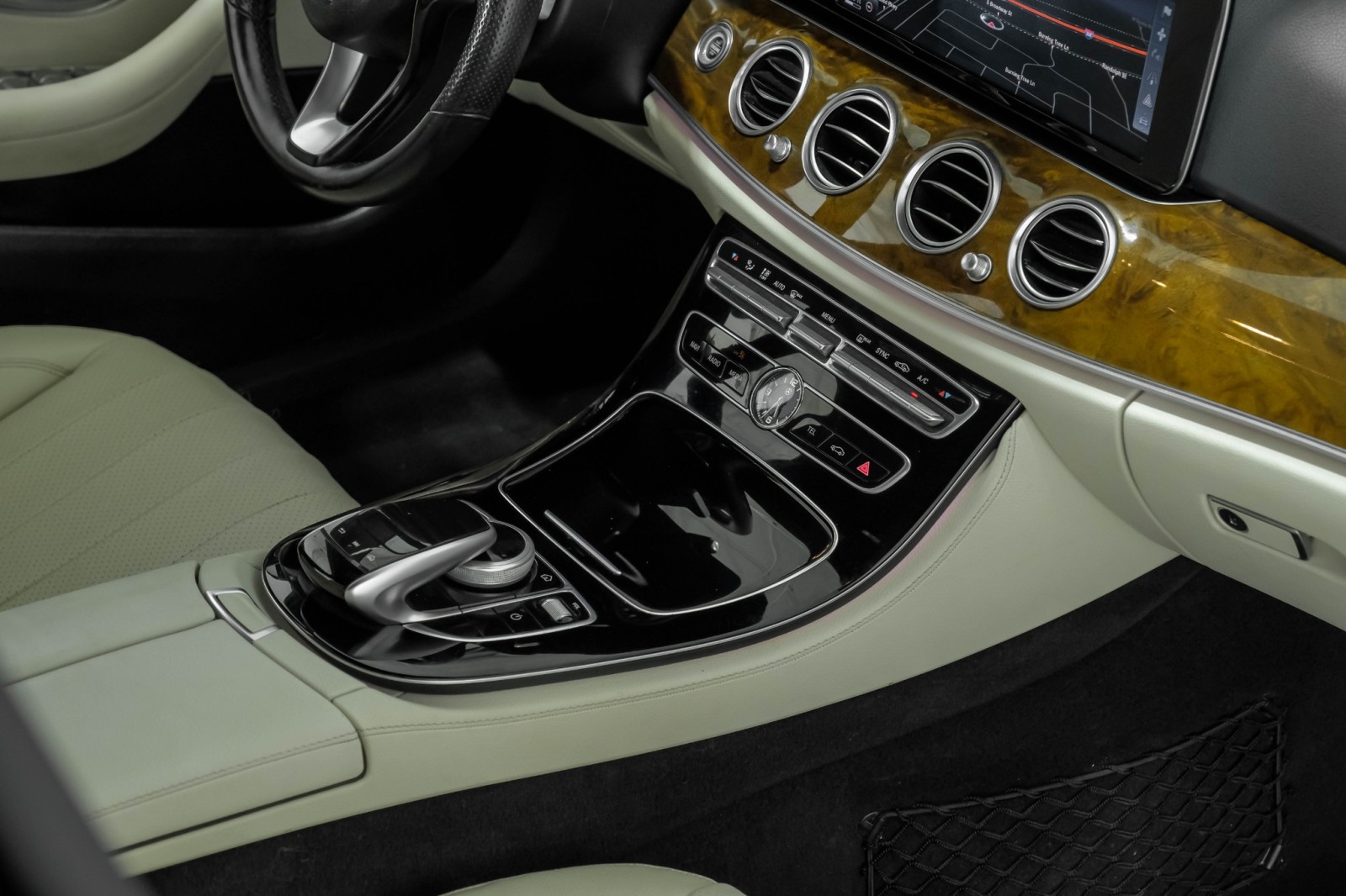 2017 Mercedes-Benz E300 4MATIC SPORT PREMIUM I PKG BLIND SPOT ASSIT NAVIGA 32