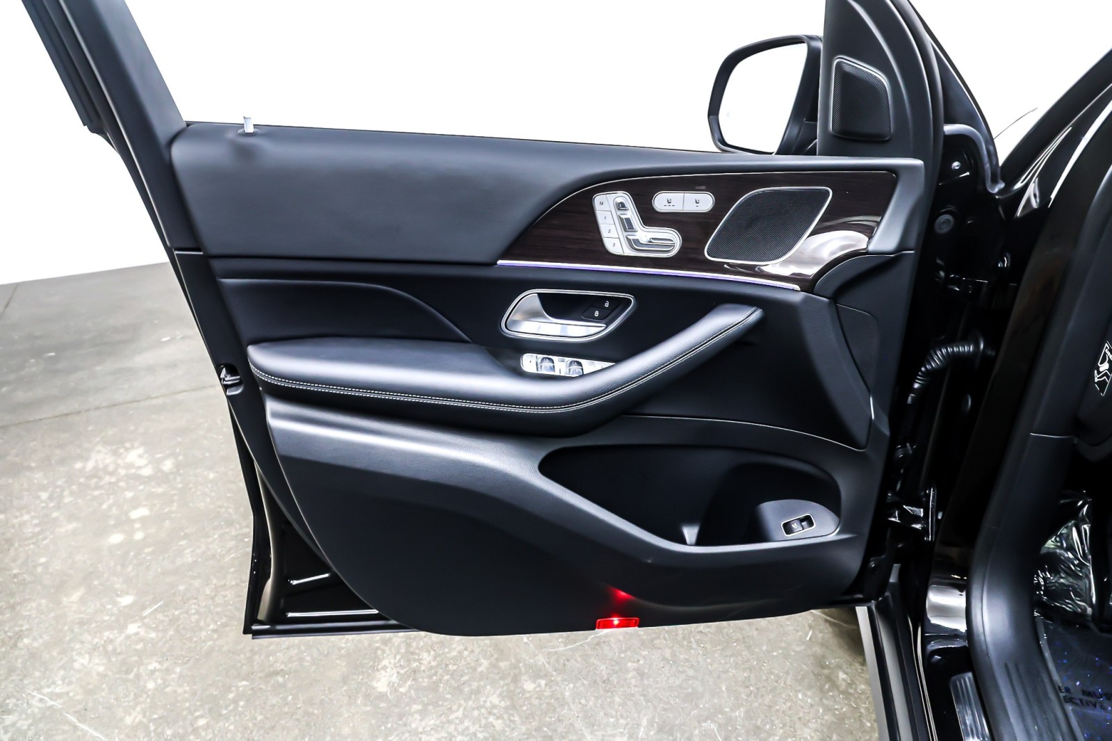 Certified Used 2024 Obsidian Black Metallic Mercedes-Benz GLE 450 4MATIC® SUV image 23