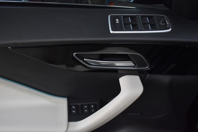 2017 Jaguar F-PACE Navi Leather Moonroof Heated Seats Parking Sensors 28