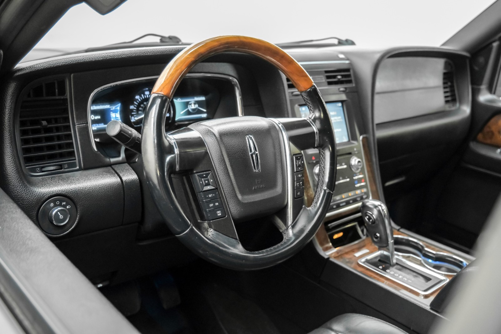 2015 Lincoln Navigator L 4WD 19