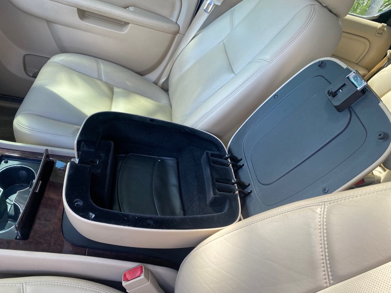 2013 Cadillac Escalade Luxury 1 OWNER LOW MILES 70,251 in ,