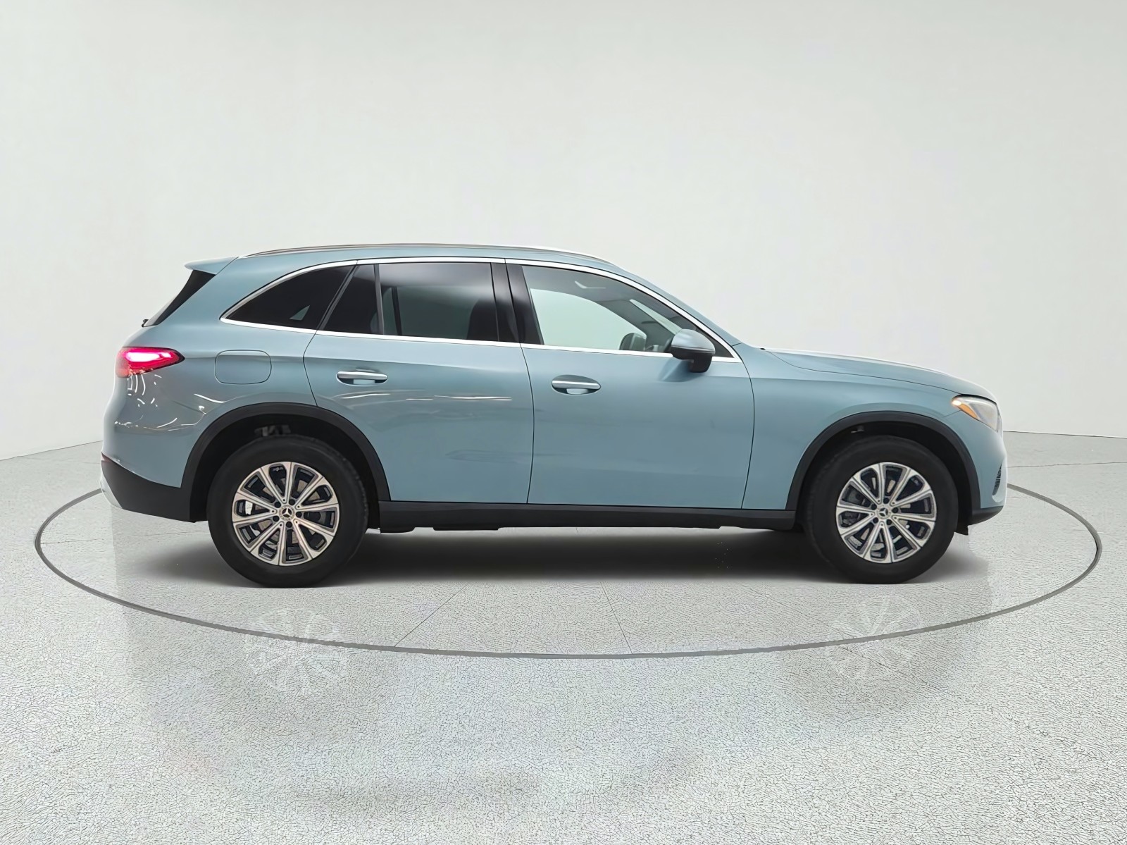 New 2027 Verde Silver Metallic Mercedes-Benz GLC 300 SUV image 4