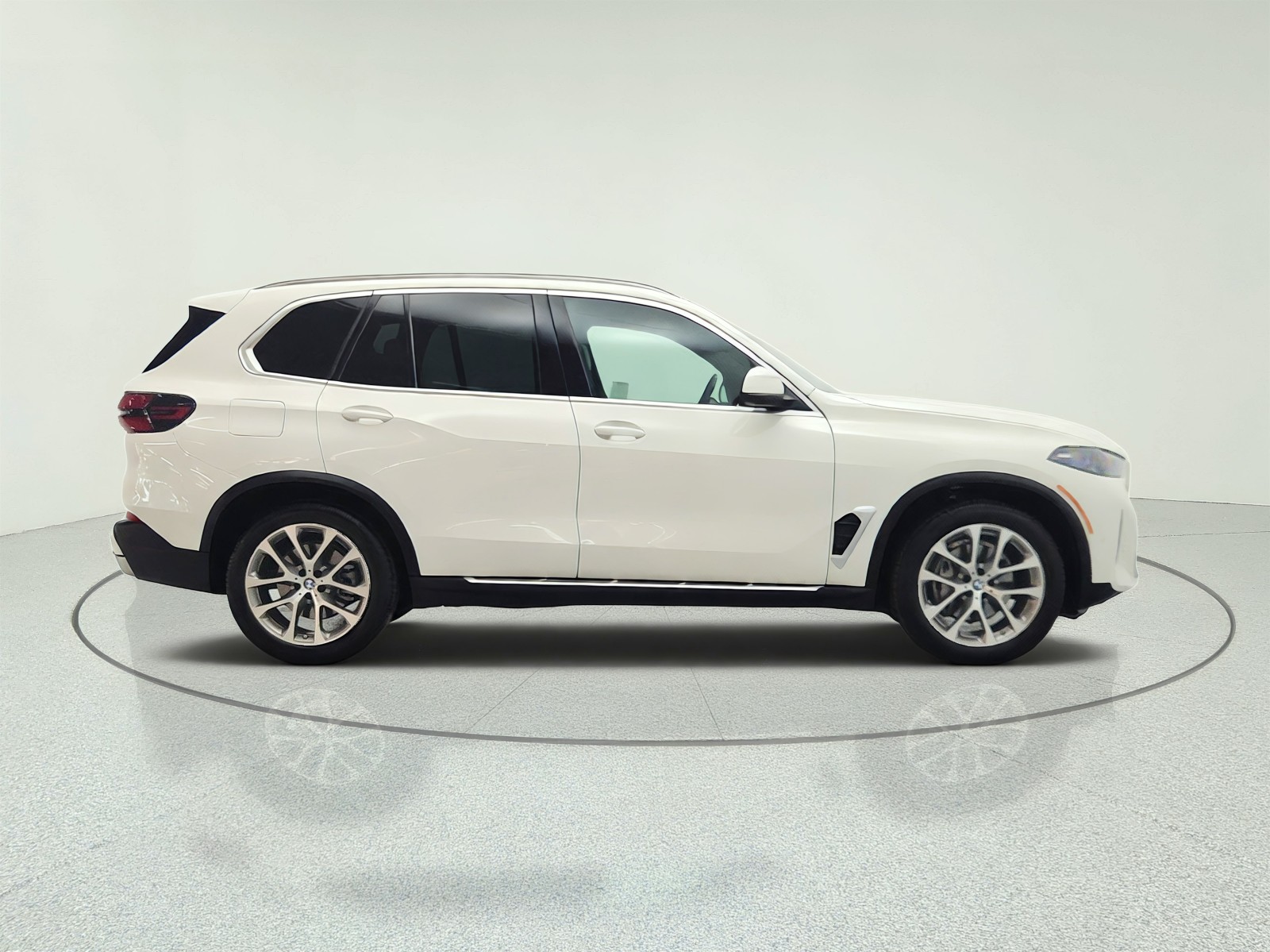 Used 2024 Alpine White BMW sDrive40i Sports Activity Vehicle image 4