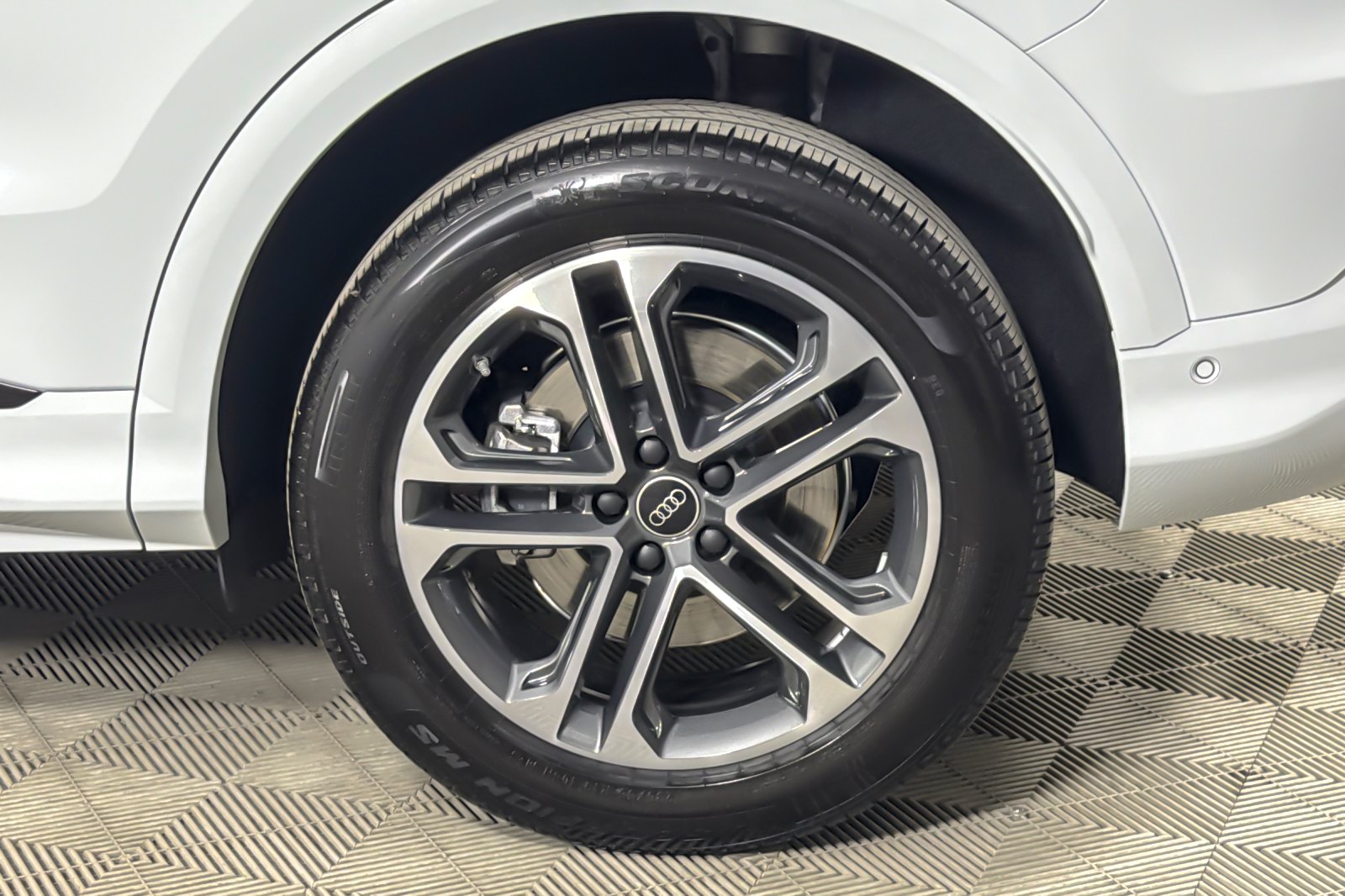 Used 2025 Glacier White Metallic Audi Premium Plus 2.0 TFSI quattro image 26