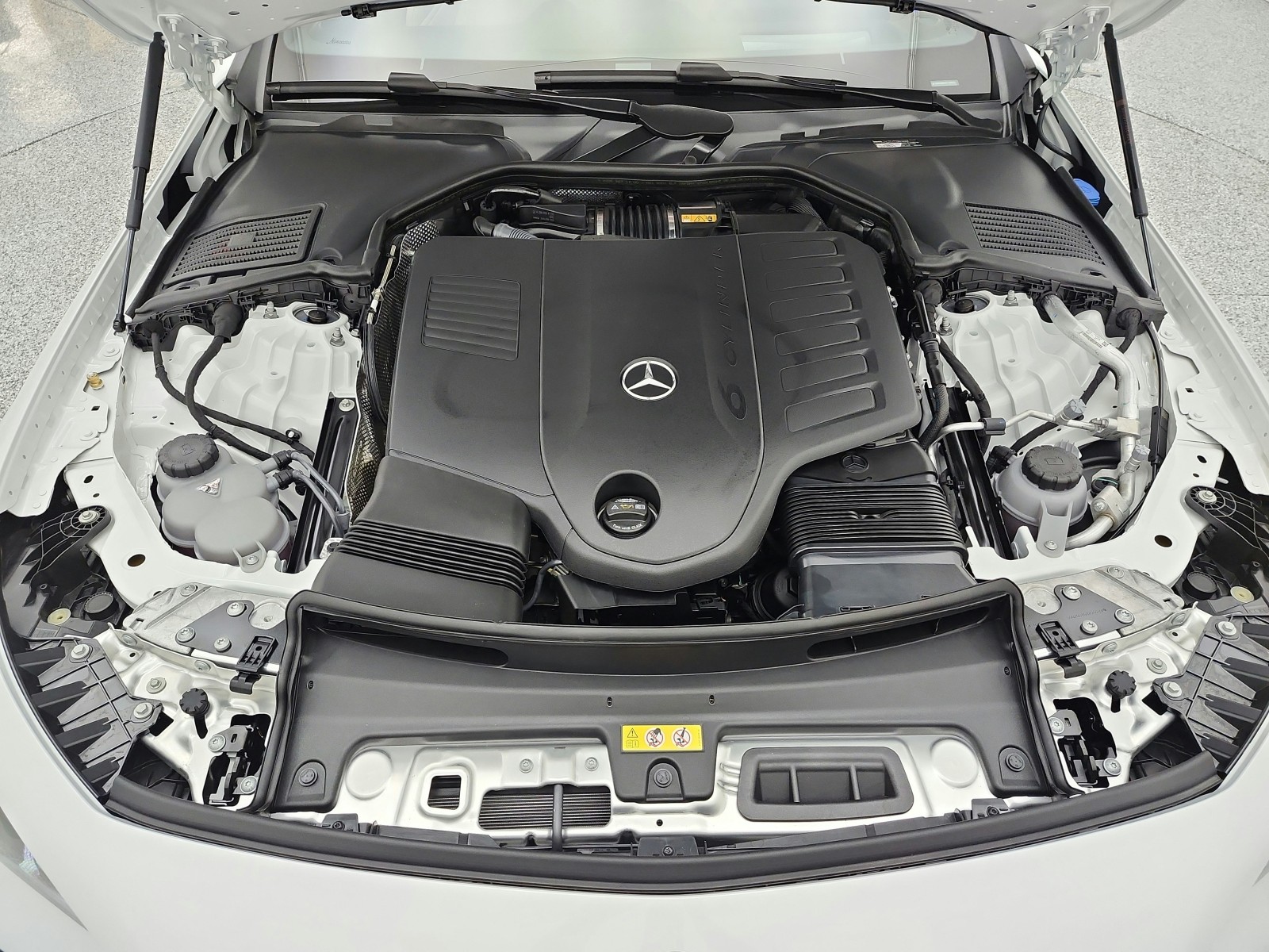 New 2027 MANUFAKTUR Moonlight White Metallic Mercedes-Benz CLE 450 4MATIC® Cabriolet image 12