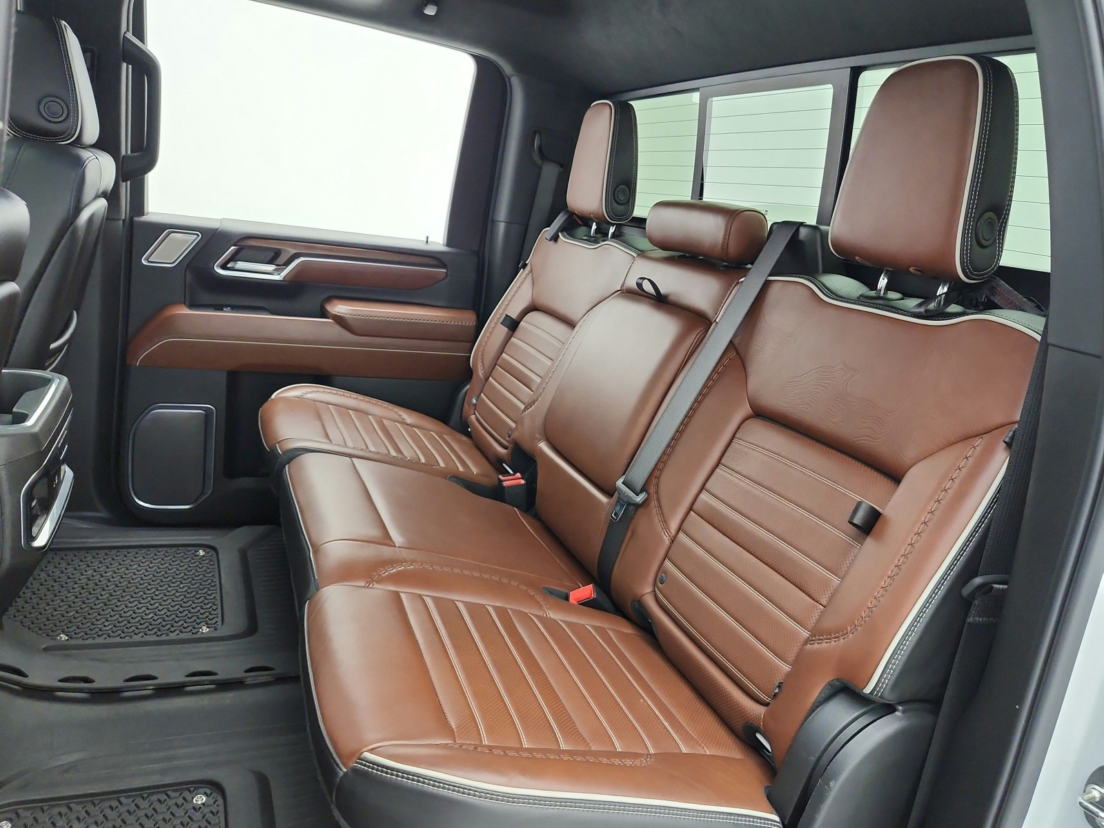 Used 2024 White Frost Tricoat GMC 4WD Crew Cab 159 Denali Ultimate image 16