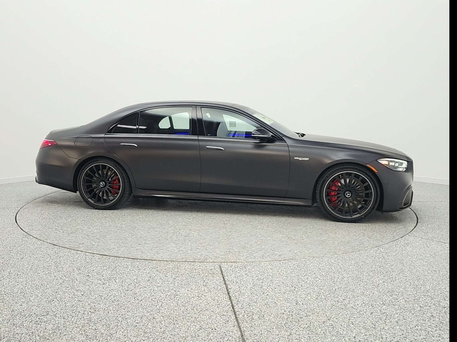 New 2026 MANUFAKTUR Graphite Grey Magno Mercedes-Benz AMG® S 63 E image 4