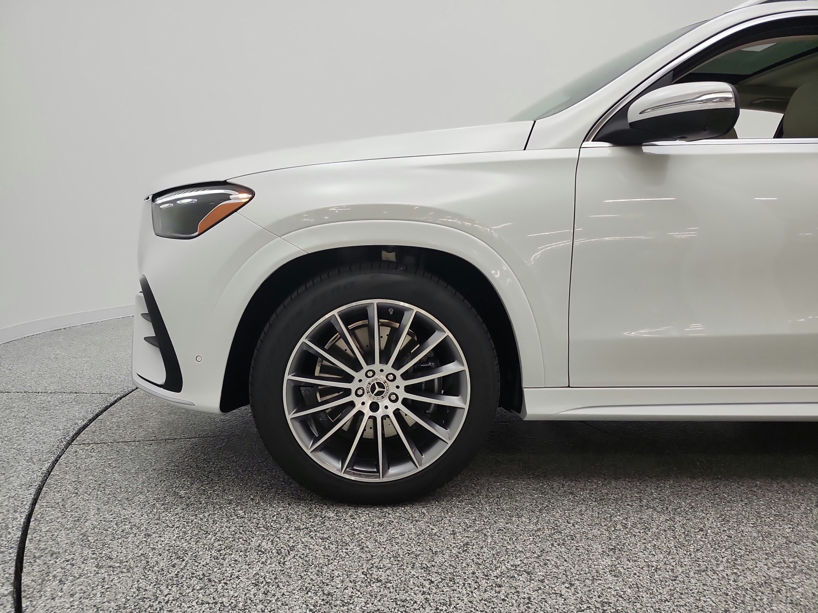 New 2026 MANUFAKTUR Moonlight White Metallic Mercedes-Benz GLE 450 image 16