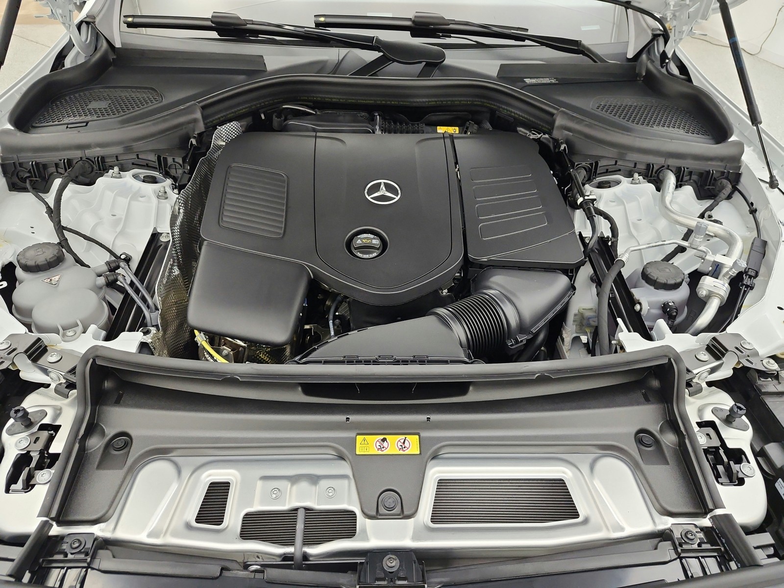 New 2027 MANUFAKTUR Moonlight White Metallic Mercedes-Benz GLC 300 SUV image 12