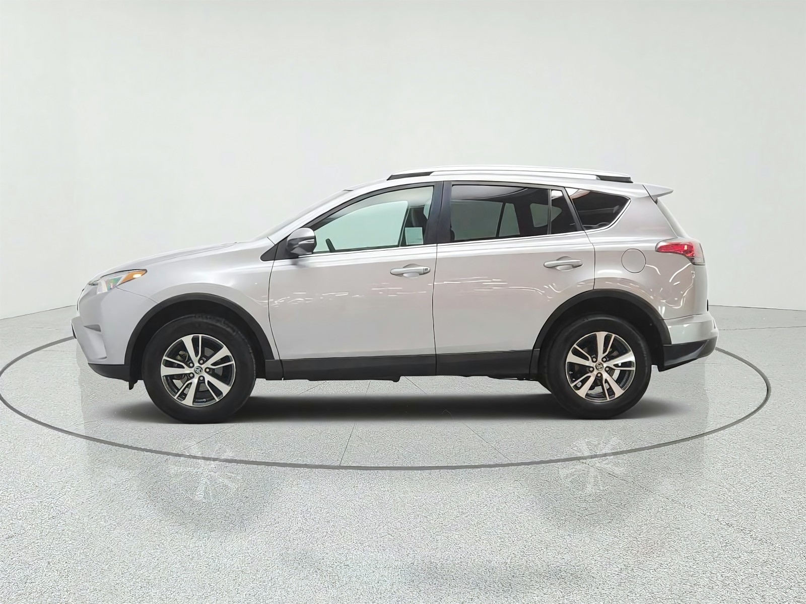 Used 2016 Silver Sky Metallic Toyota FWD 4dr XLE (Natl) image 8