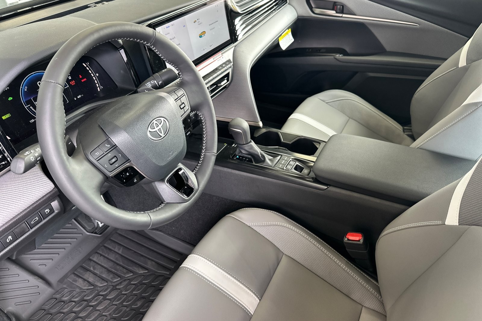2026 Toyota Camry SE - Photo 9
