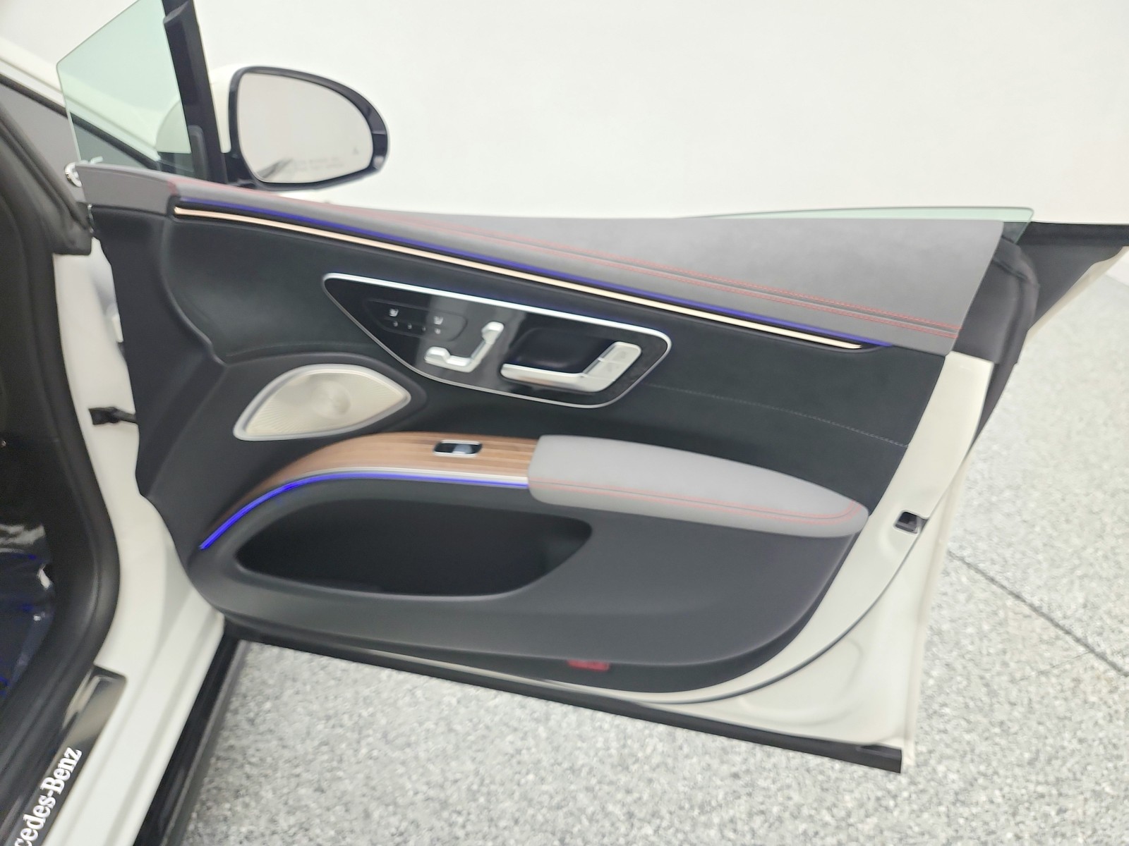 Certified Used 2023 MANUFAKTUR Diamond White Mercedes-Benz EQS 580 4MATIC® Sedan image 17