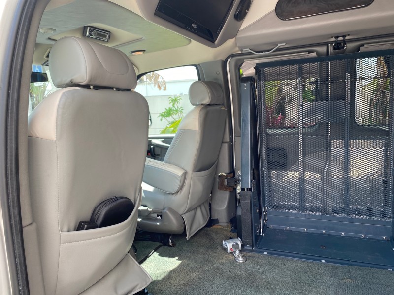 2013 GMC SAVANA HI TOP CONVERSION HANDICAP LIFT LOW MILES 24,857 in , 