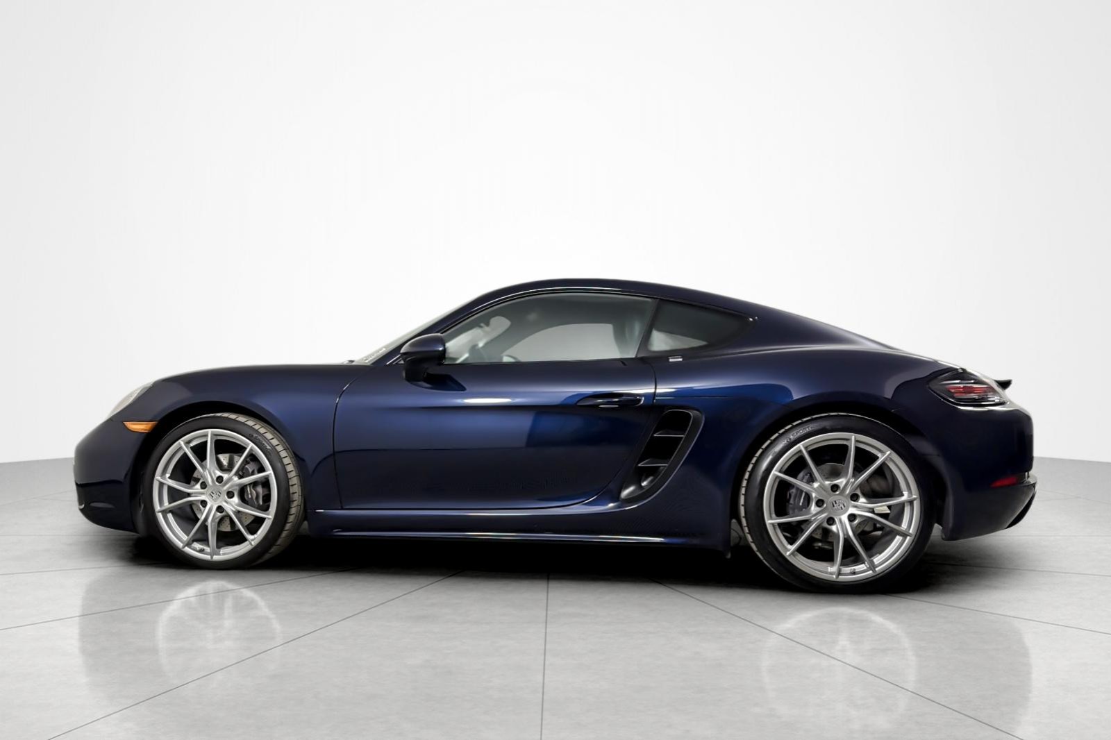 Used 2018 NIGHT BLUE Porsche Coupe image 2
