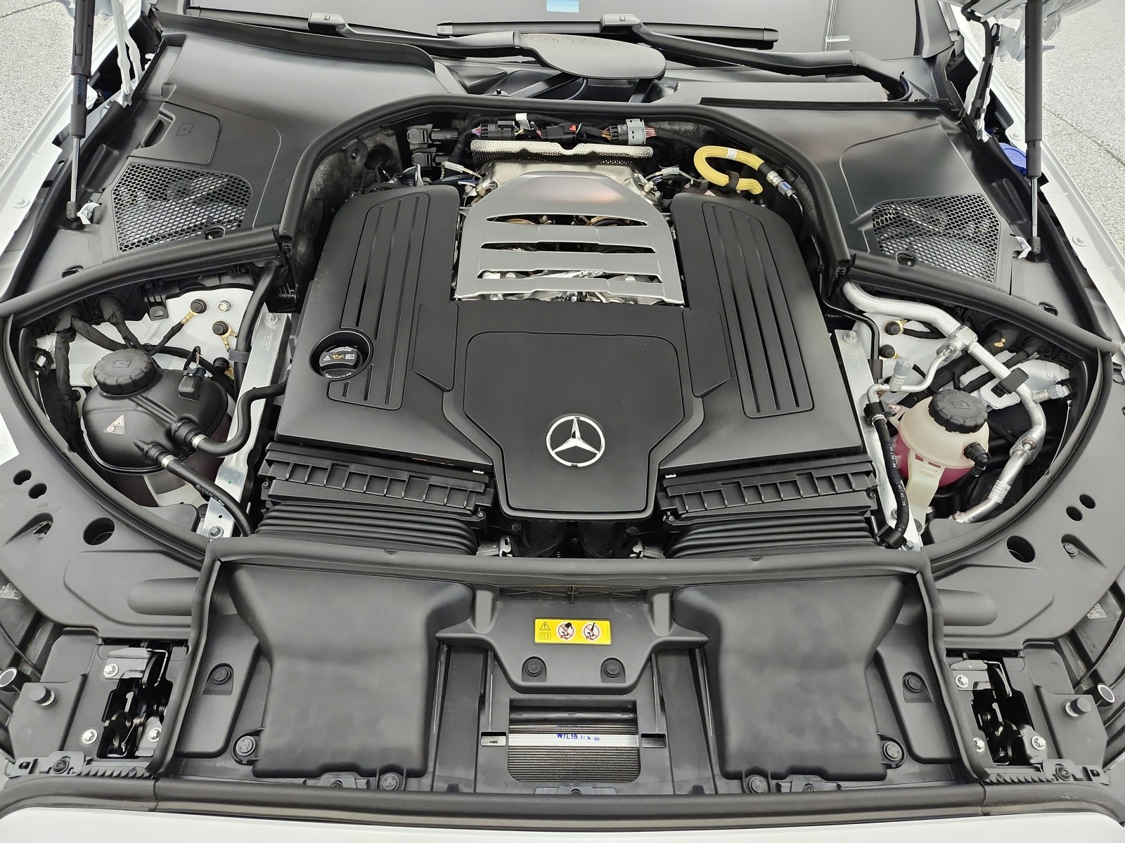 New 2027 MANUFAKTUR Moonlight White Metallic Mercedes-Benz S 580 4MATIC® Sedan image 12