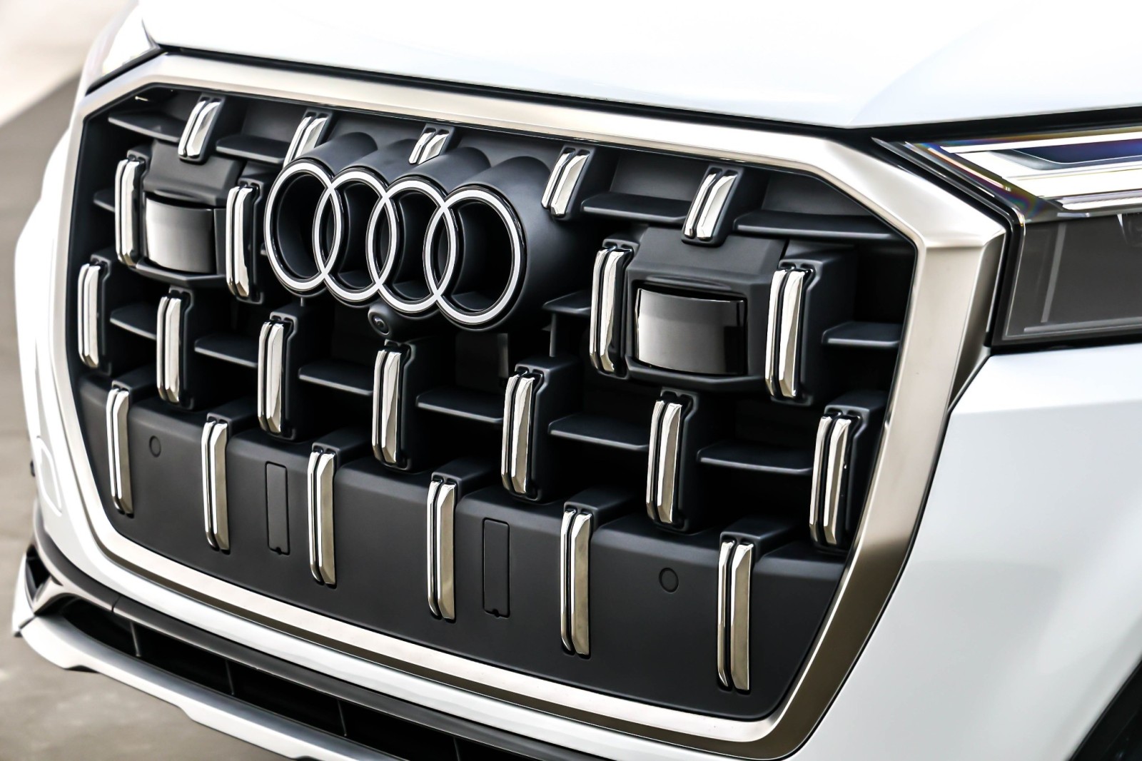 Used 2025 Glacier White Metallic Audi Premium 45 TFSI quattro image 13