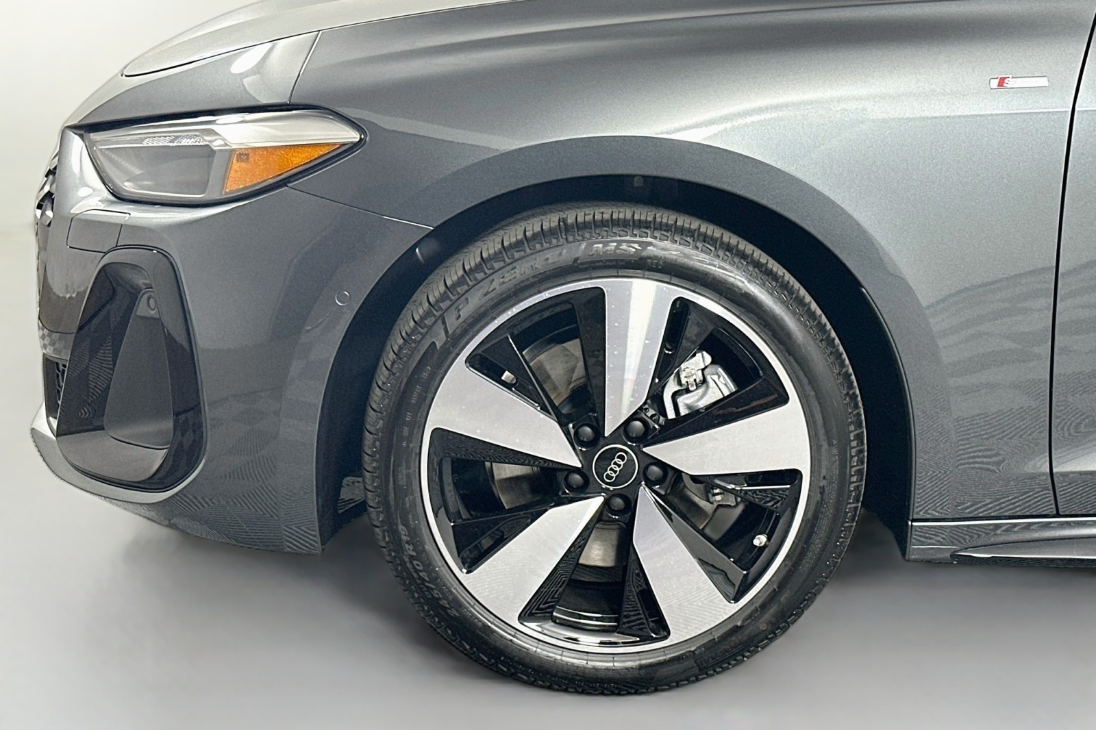 New 2026 Daytona Gray Pearl Effect Audi Premium image 11