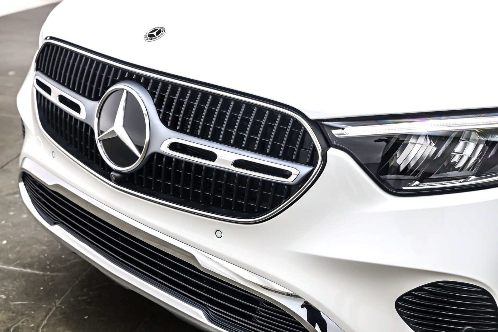 New 2026 Polar White Mercedes-Benz GLC 300 image 13