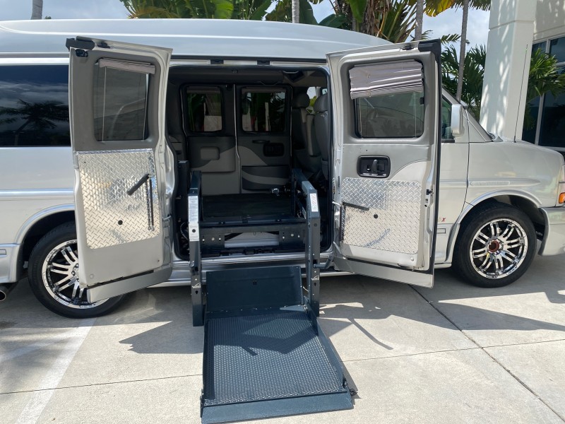 2013 GMC SAVANA HI TOP CONVERSION HANDICAP LIFT LOW MILES 24,857 in , 