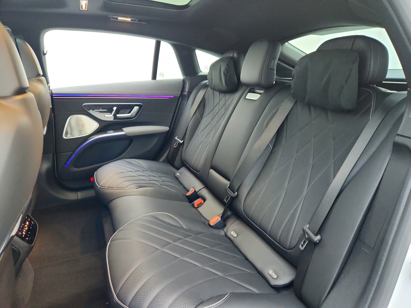 New 2026 MANUFAKTUR Signature Moonlight White Magno Mercedes-Benz EQS 580 4MATIC® Sedan image 18