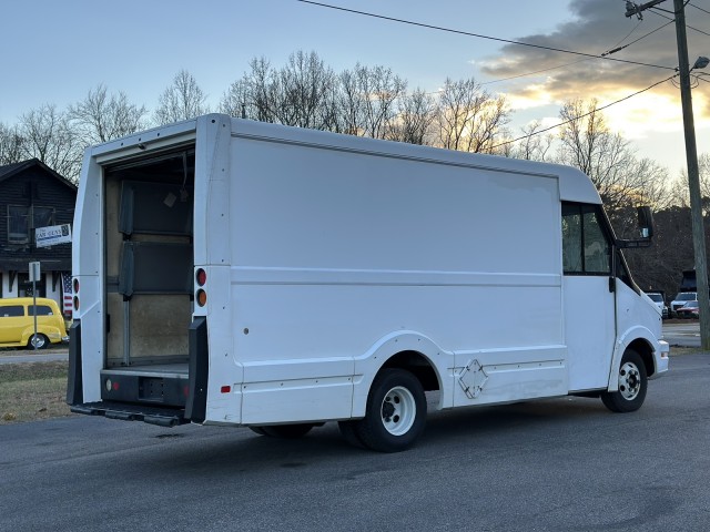 2013 Isuzu Reach 14' Van w/AIR in , 