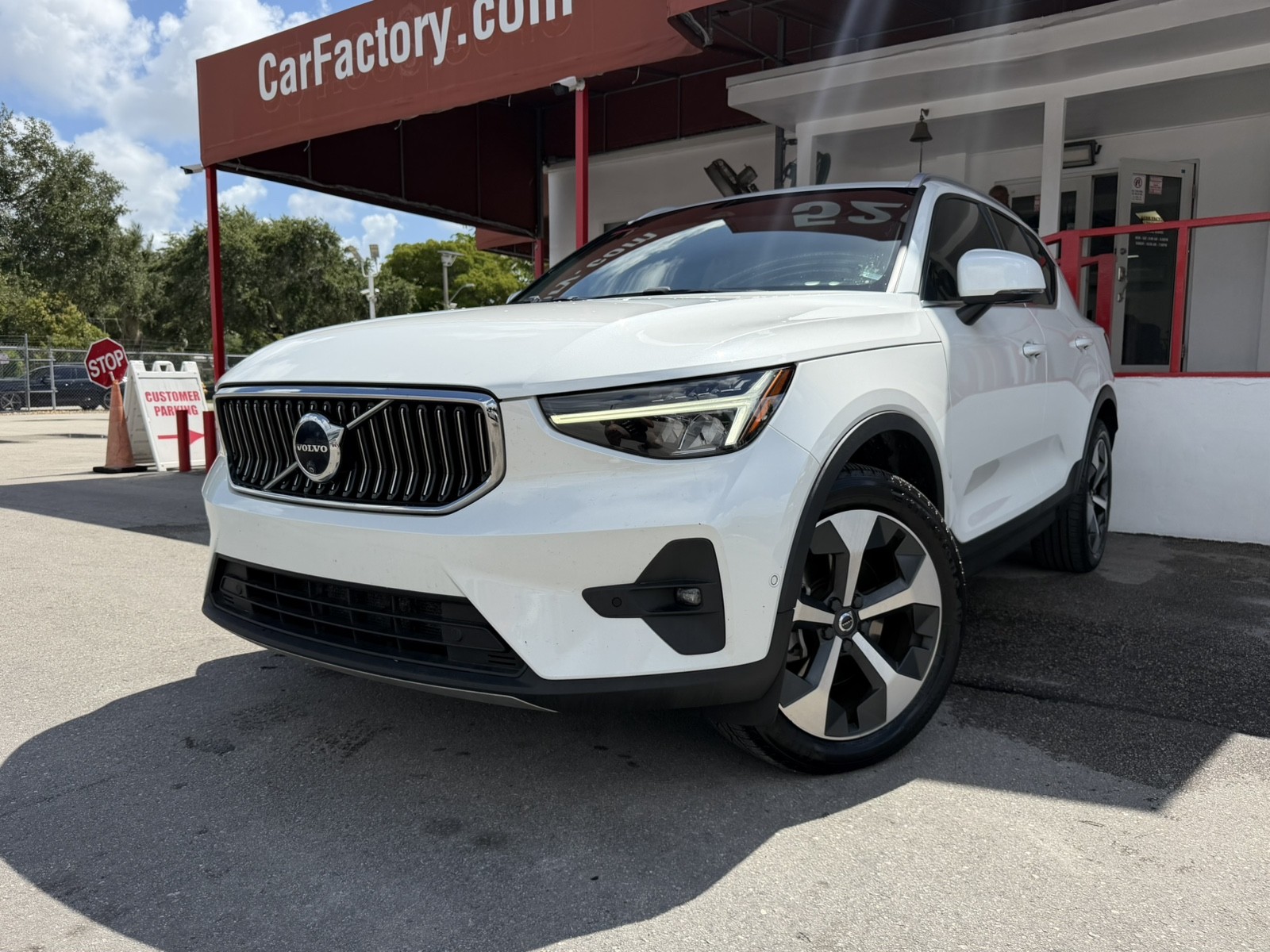2024 Volvo XC40 B5 Plus Bright Theme AWD