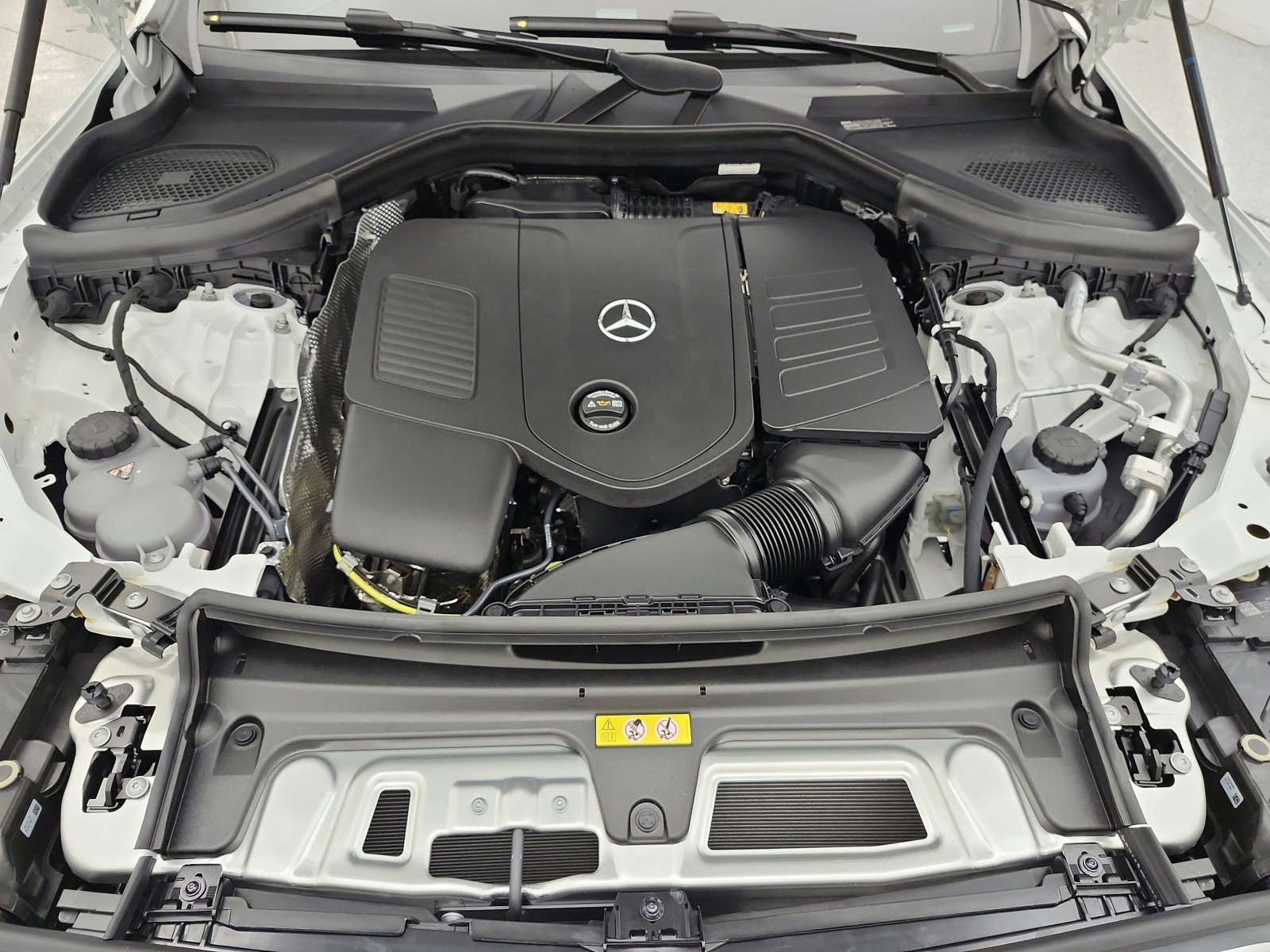 New 2027 Polar White Mercedes-Benz GLC 300 SUV image 12