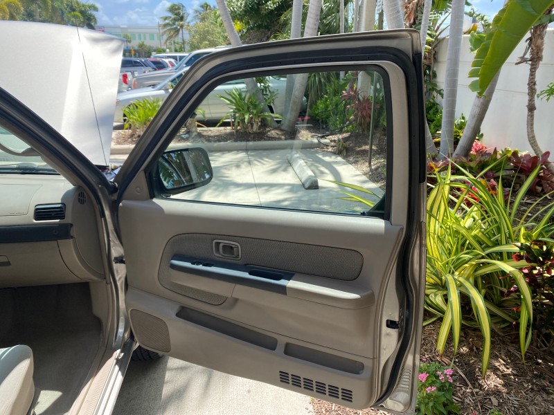 2004 Nissan Frontier 2WD XE LOW MILES 70,694 PU in , 