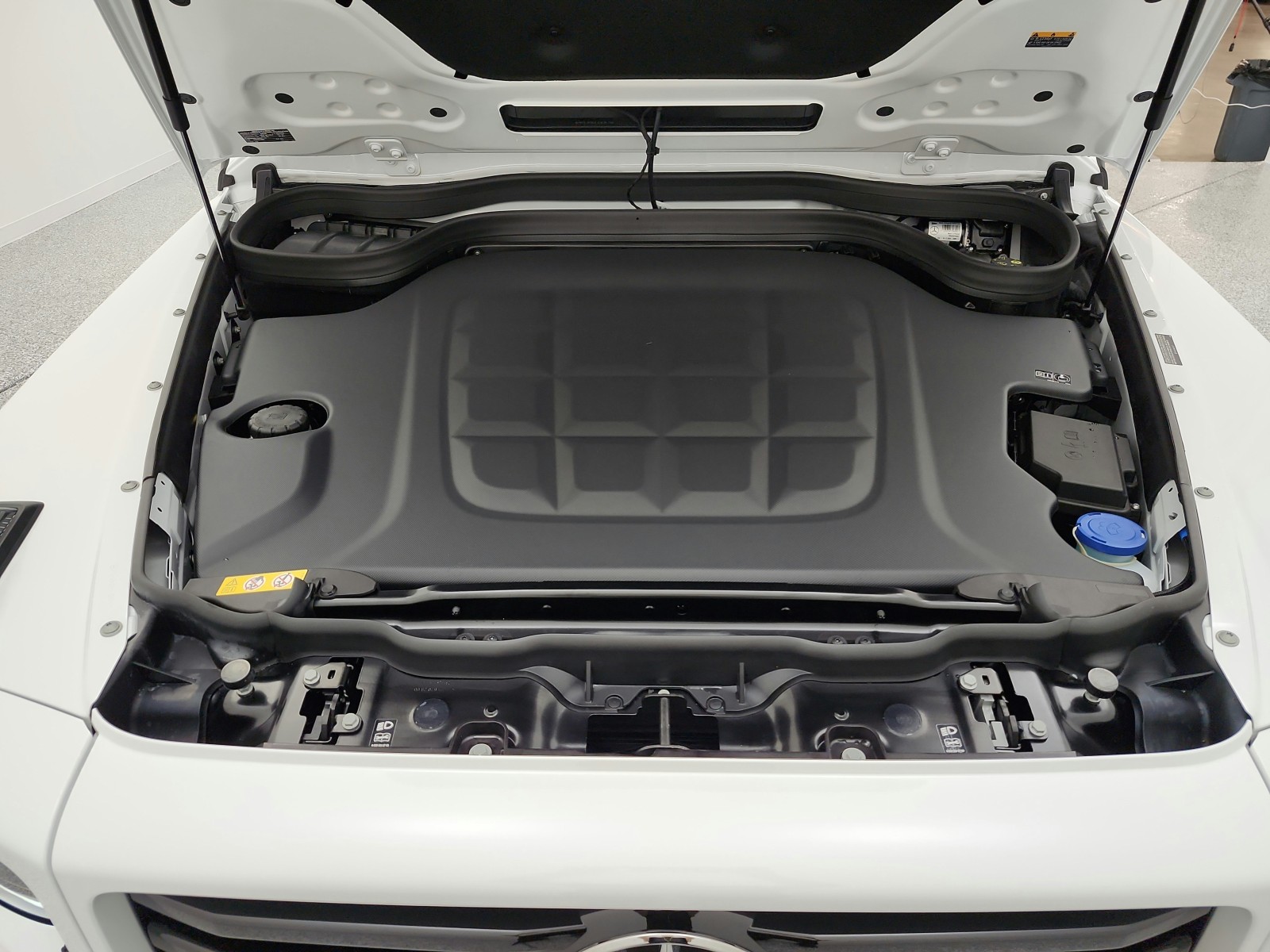 New 2026 MANUFAKTUR Moonlight White Metallic Mercedes-Benz G 580e image 12