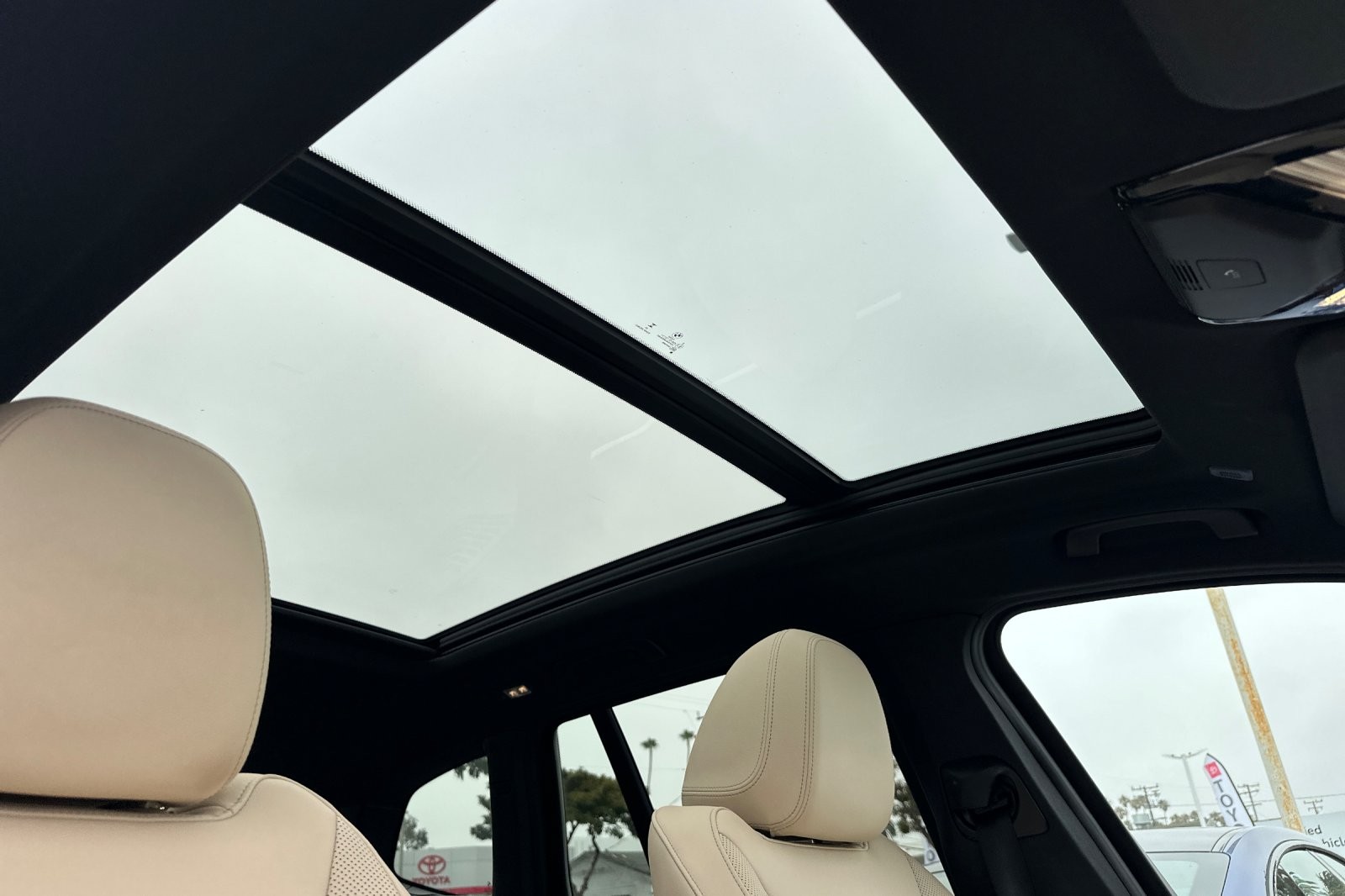 Used 2023 Phytonic Blue Metallic BMW sDrive30i image 16