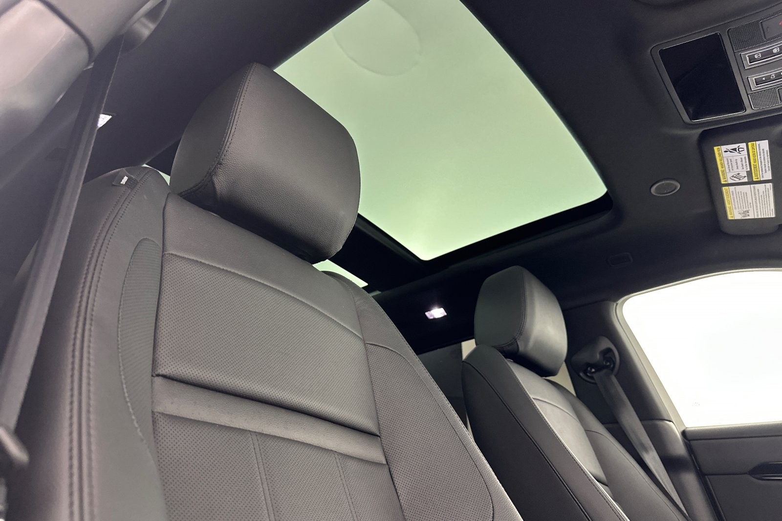 Used 2024 Fuji White Land Rover Dynamic SE AWD image 16