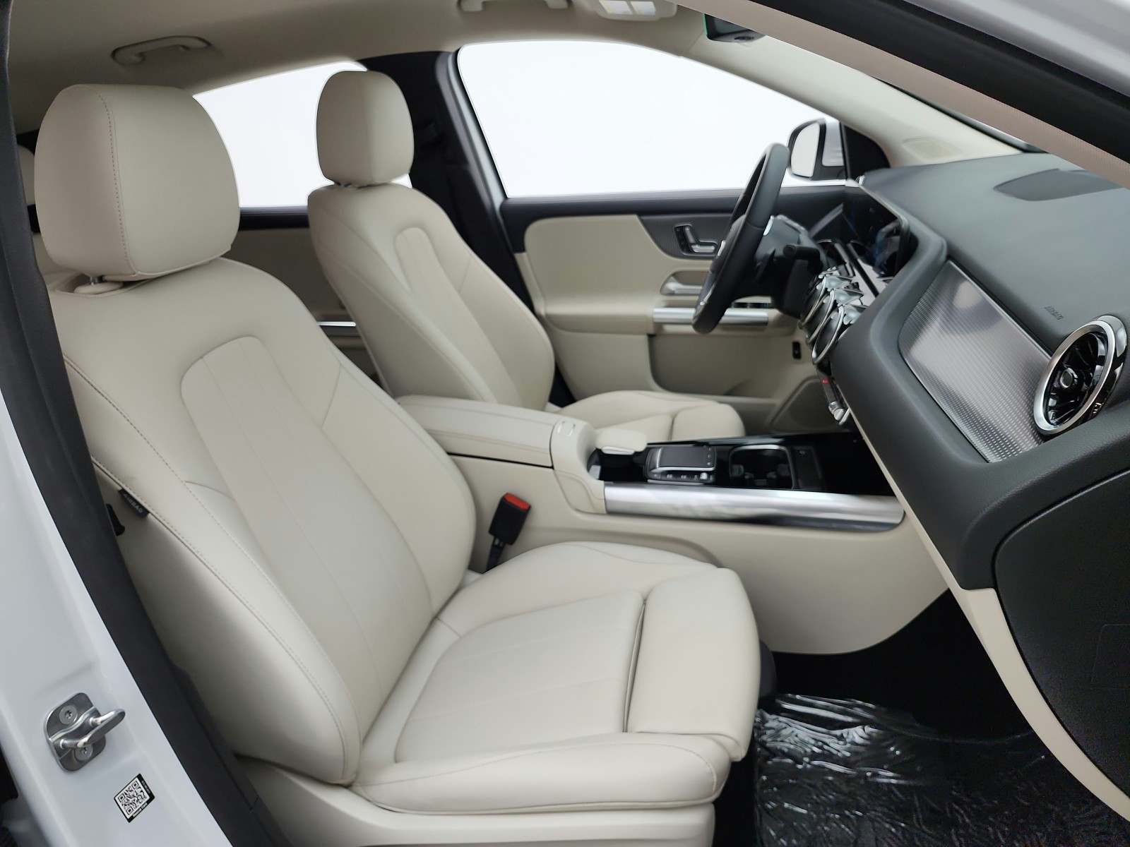 Used 2023 Digital White Metallic Mercedes-Benz GLA 250 SUV image 18