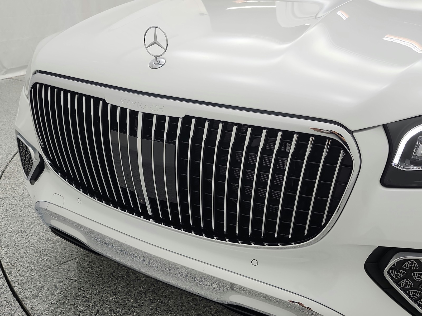 New 2026 MANUFAKTUR Moonlight White Metallic Mercedes-Benz Maybach GLS 600 image 12