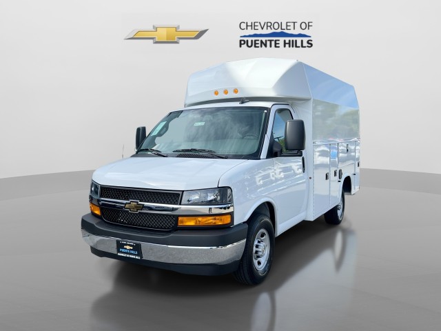 Summit White 2025 Chevrolet Express Chassis 3500 Cutaway 139 Van Rear-Wheel Drive Automatic