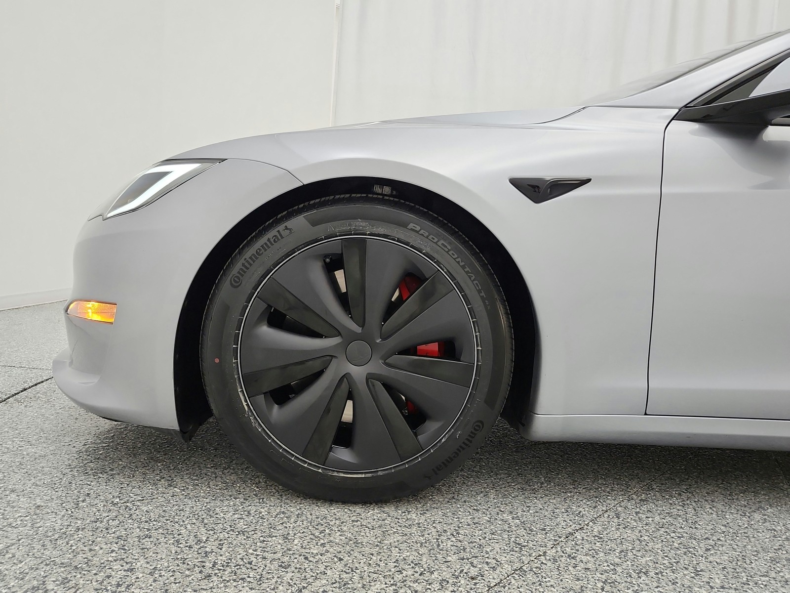 Used 2025 Lunar Silver Tesla Plaid image 16