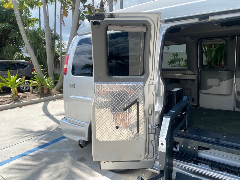 2013 GMC SAVANA HI TOP CONVERSION HANDICAP LIFT LOW MILES 24,857 in , 