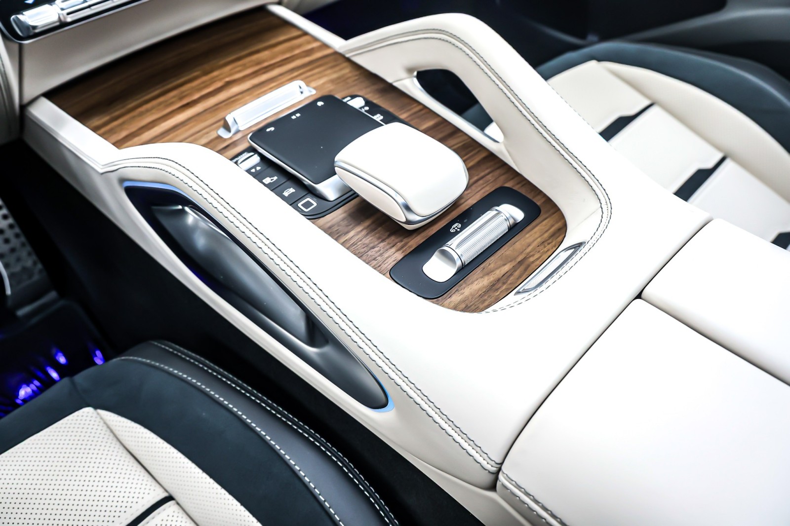 New 2026 MANUFAKTUR Moonlight White Metallic Mercedes-Benz AMG® GLE 63 S image 6