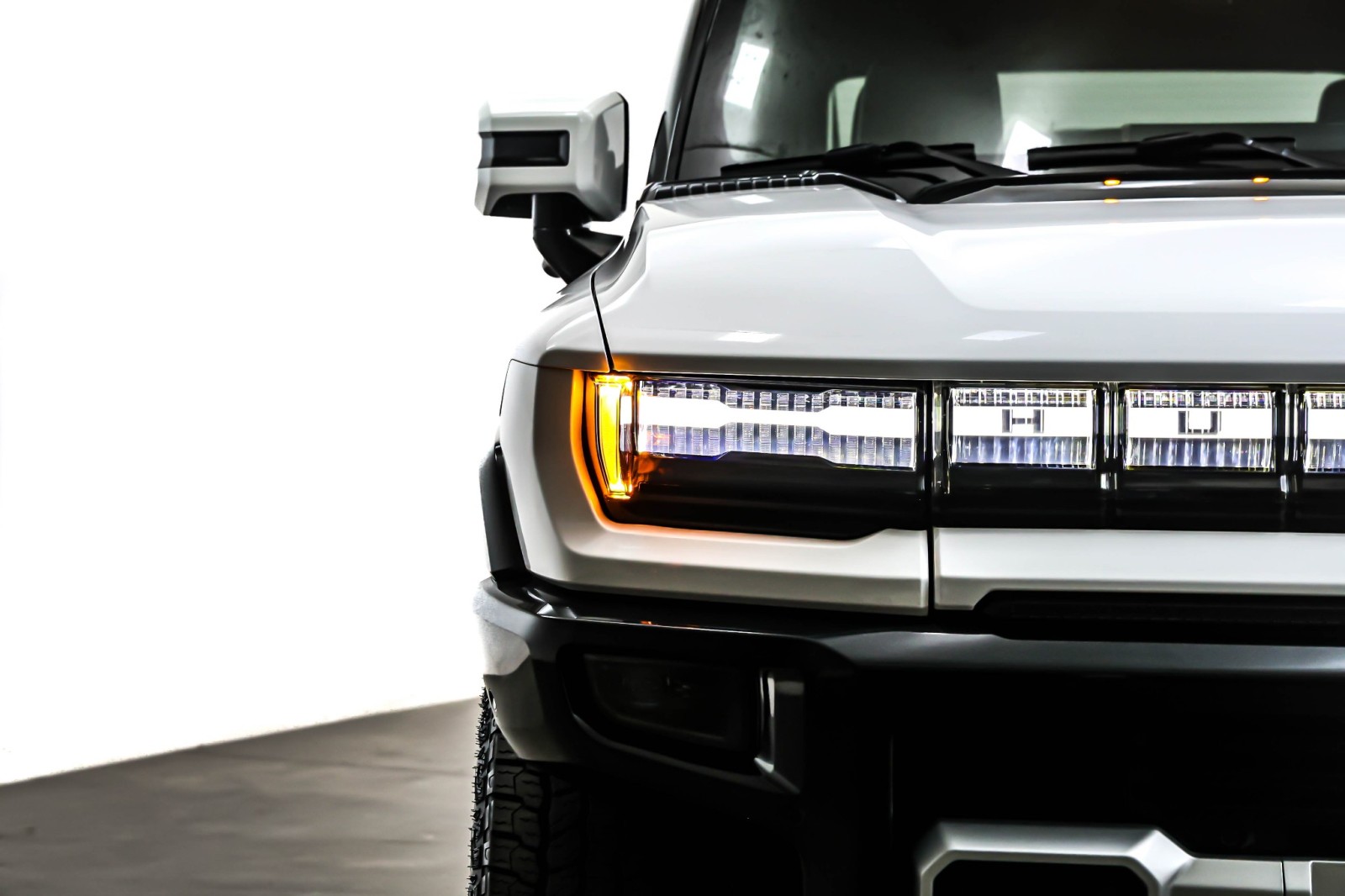 Used 2025 Interstellar White GMC e4WD 4dr 3X image 13