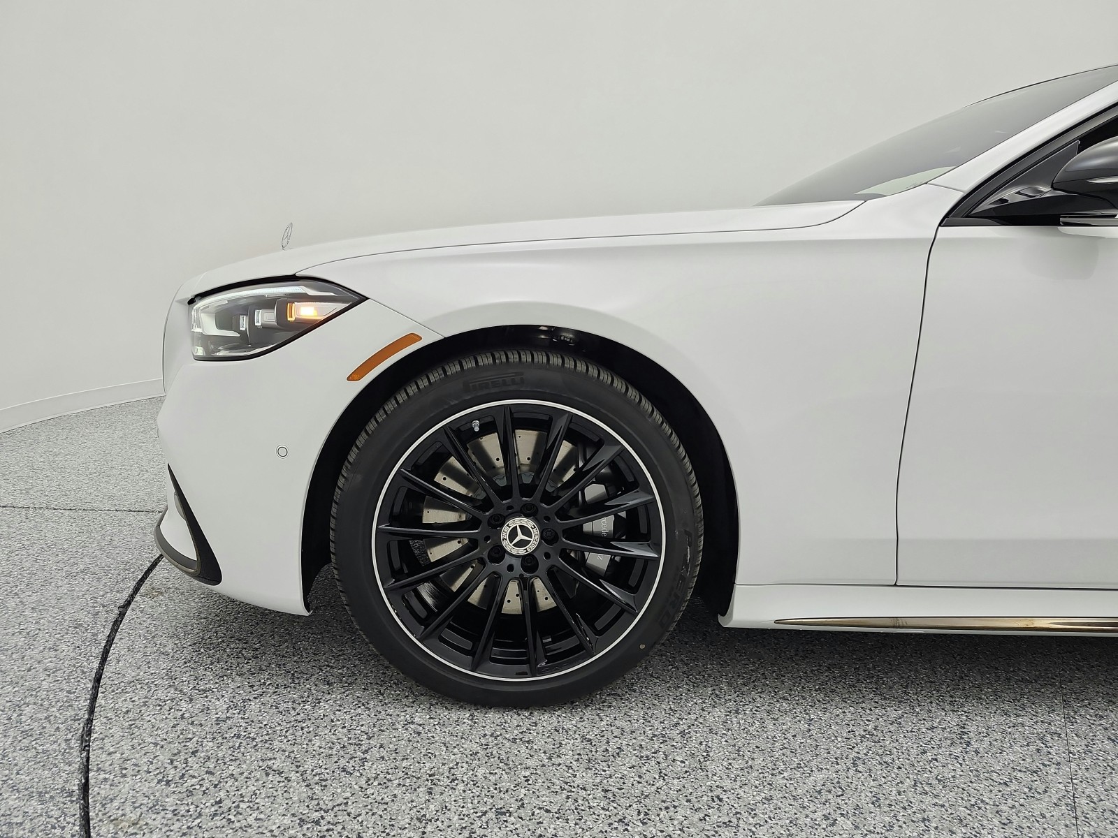 New 2026 MANUFAKTUR Moonlight White Metallic Mercedes-Benz S 580 image 13