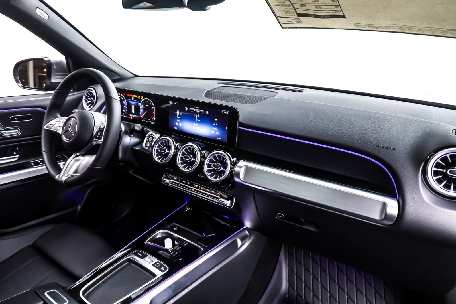 New 2026 Mountain Grey Metallic Mercedes-Benz GLB 250 SUV image 5