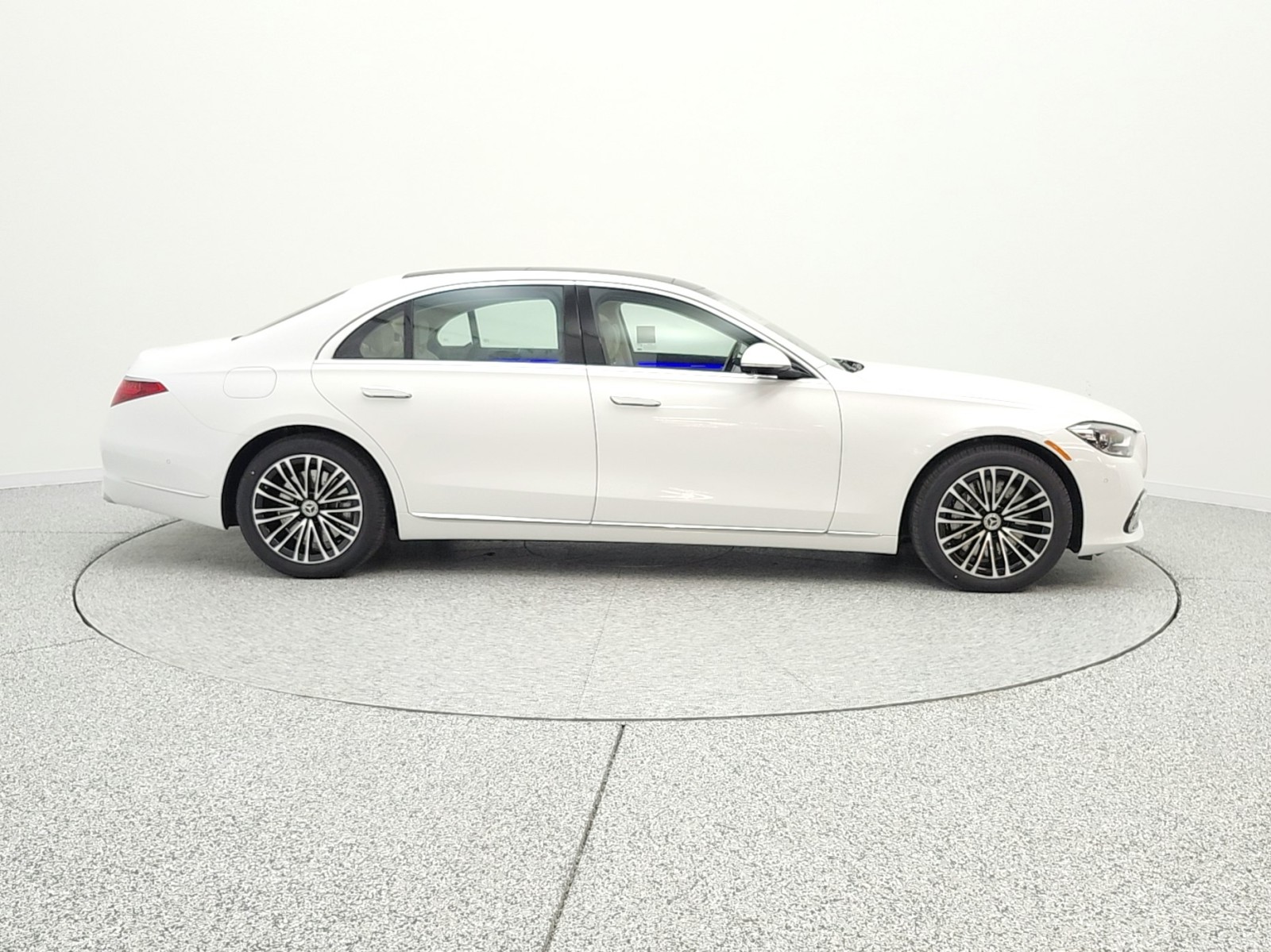 New 2026 MANUFAKTUR Moonlight White Metallic Mercedes-Benz S 580e 4MATIC® Sedan image 4