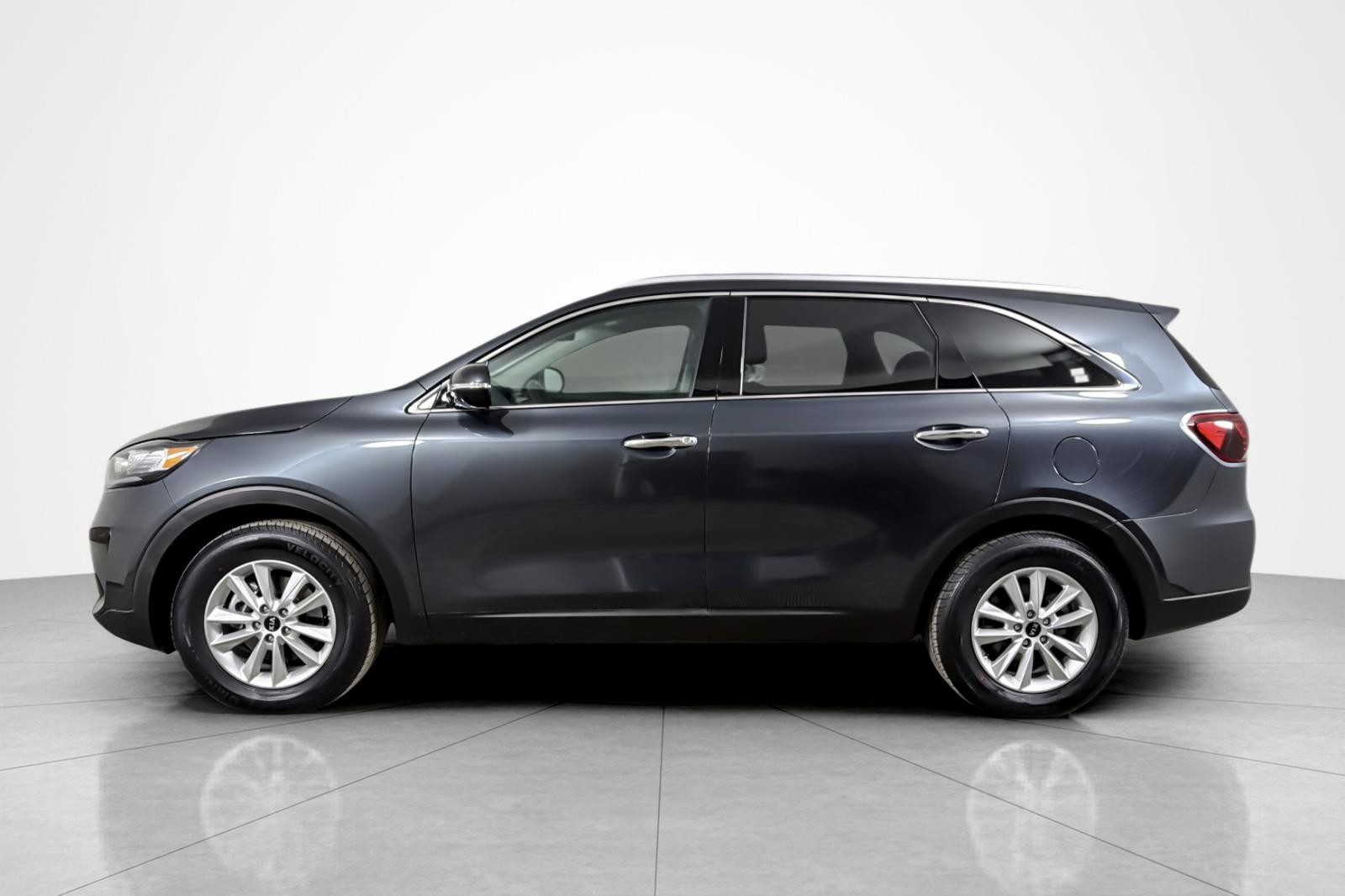Used 2019 GRAVITY GREY Kia L FWD image 2