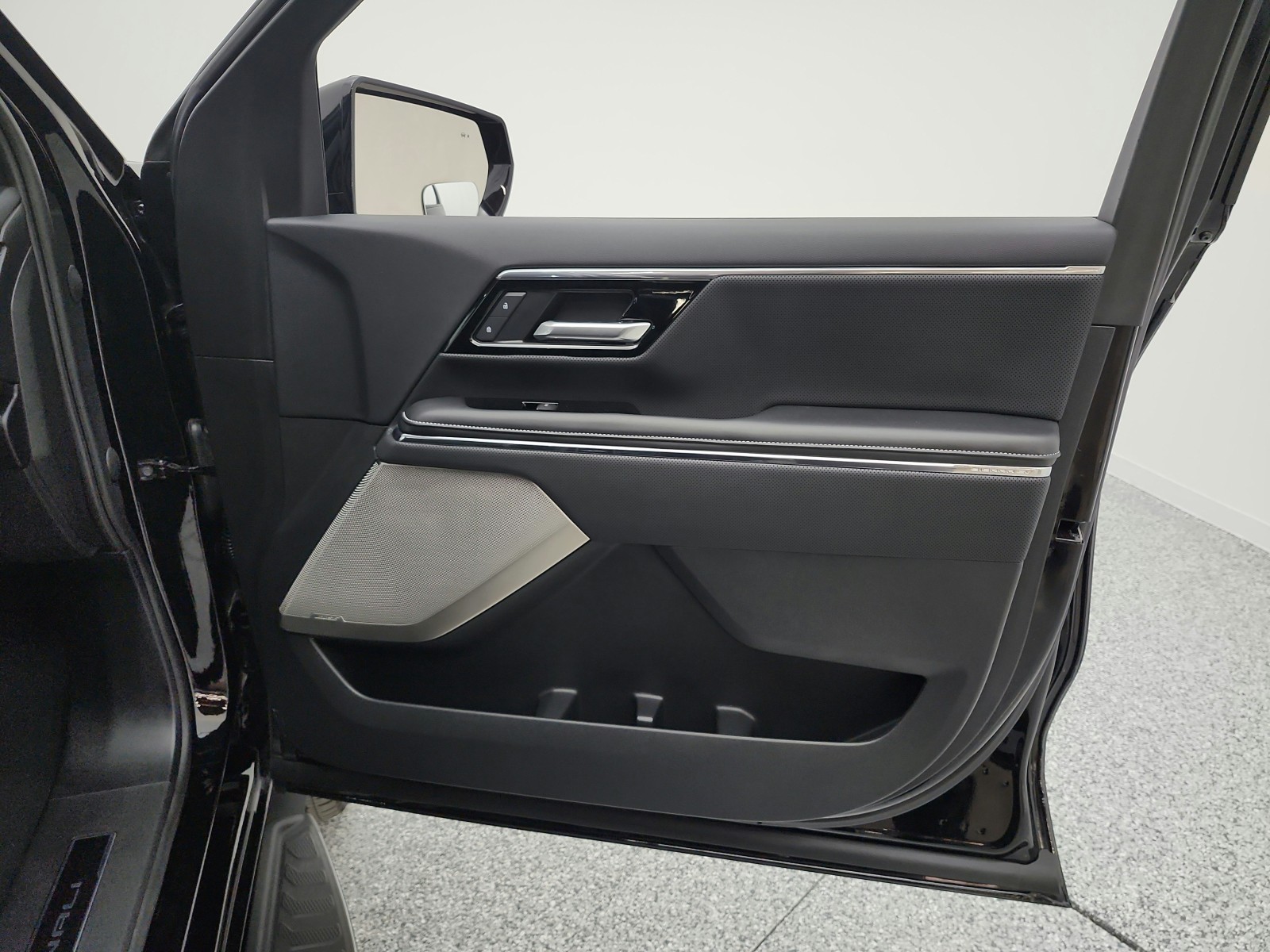 Used 2025 Onyx Black GMC e4WD Crew Cab Max Range Denali image 18