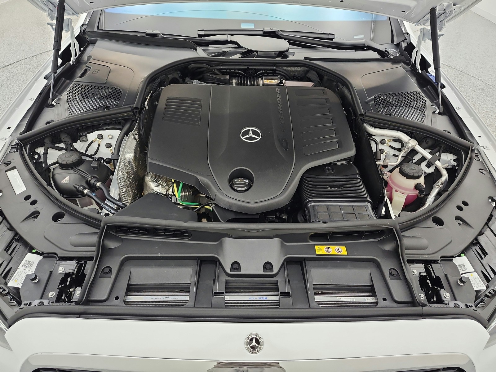 New 2026 MANUFAKTUR Moonlight White Metallic Mercedes-Benz S 500 image 12