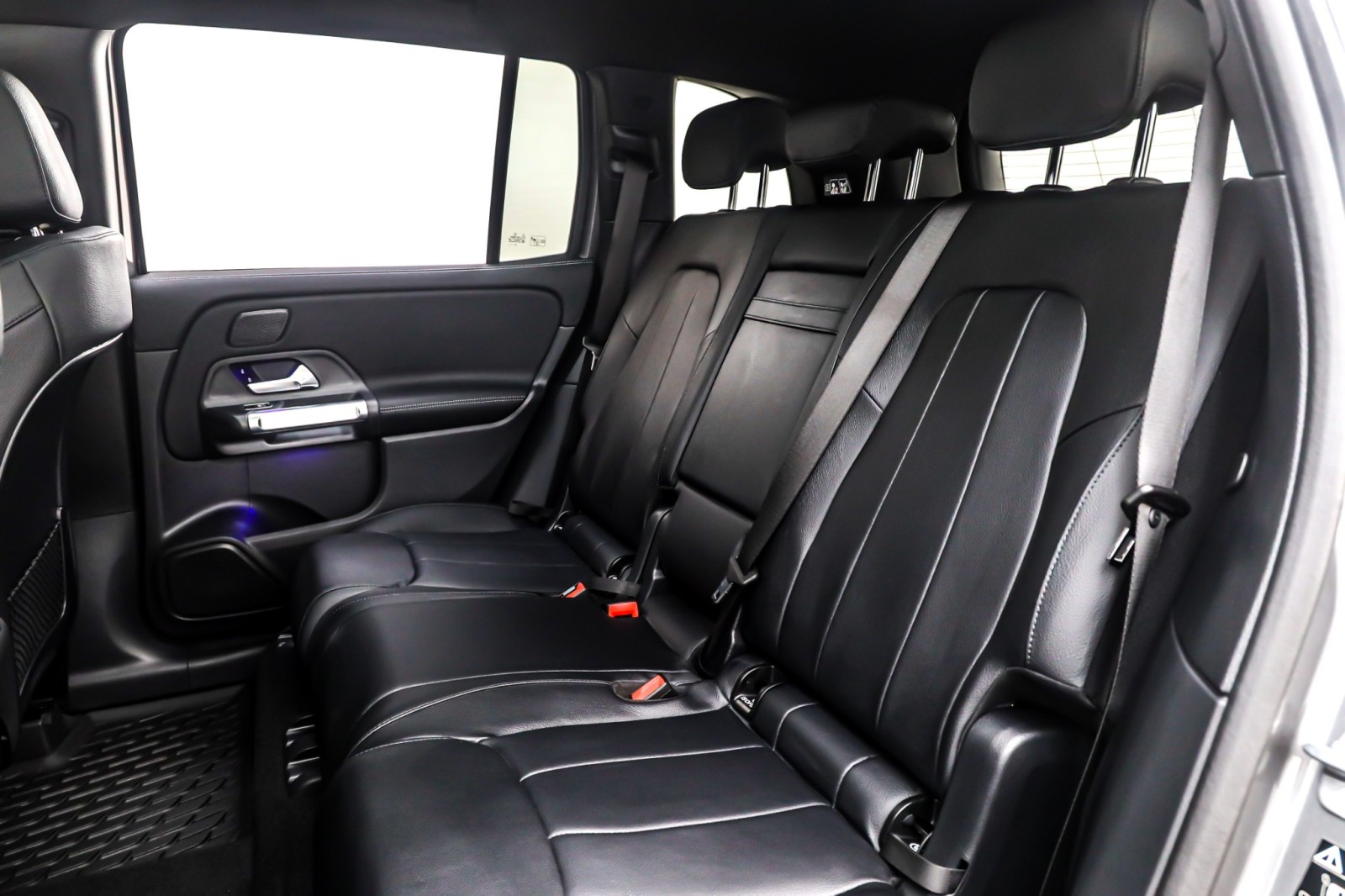 New 2026 Mountain Grey Metallic Mercedes-Benz GLB 250 SUV image 8