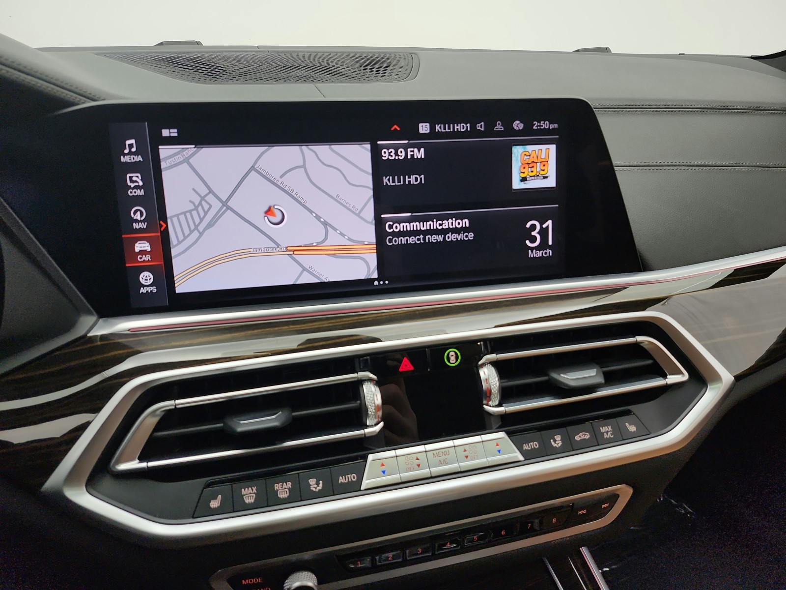 Used 2019 Mineral White Metallic BMW xDrive40i Sports Activity Vehicle image 10