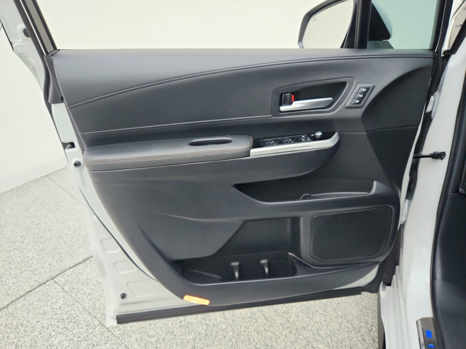 Used 2025 WINDCHILL PEARL Toyota Rear-Entry handicap Conversions 5 PASSENGER image 26